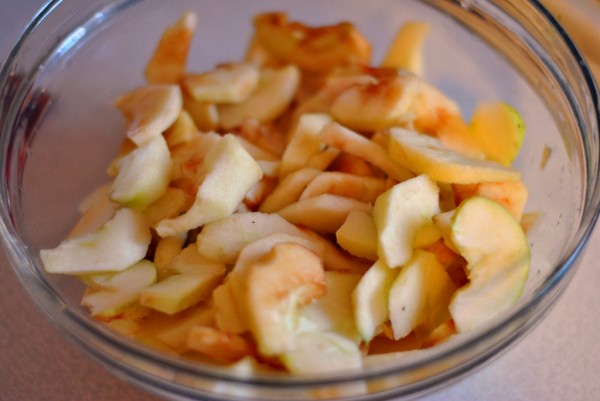Яблоки для яблочного пирога с грецкими орехами и корицей